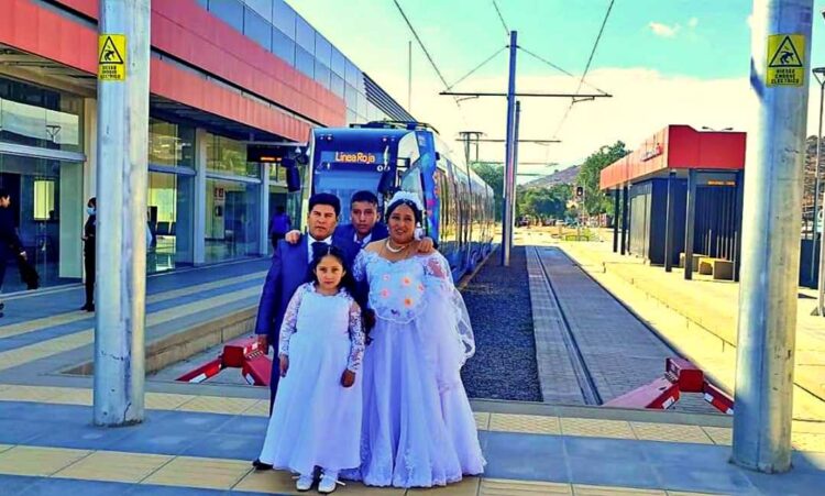 Los recién casados ahora prefieren pasear en el tren metropolitano