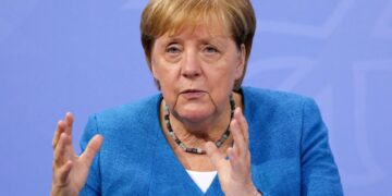 Merkel pide no tratar ‘como un mero farol’ las amenazas de Rusia