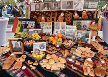 Comunidad boliviana en Alemania instala una mesa de Todos Santos en pleno Berlín