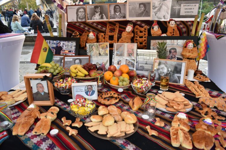 Comunidad boliviana en Alemania instala una mesa de Todos Santos en pleno Berlín