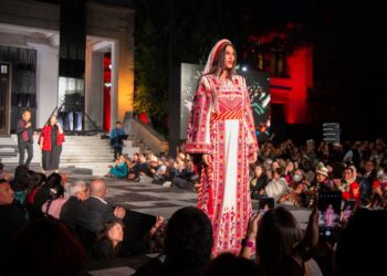 Artesanos textiles de todas las culturas ancestrales de México exponen sus diseños hasta el domingo durante una "semana de la moda".