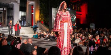 Artesanos textiles de todas las culturas ancestrales de México exponen sus diseños hasta el domingo durante una "semana de la moda".