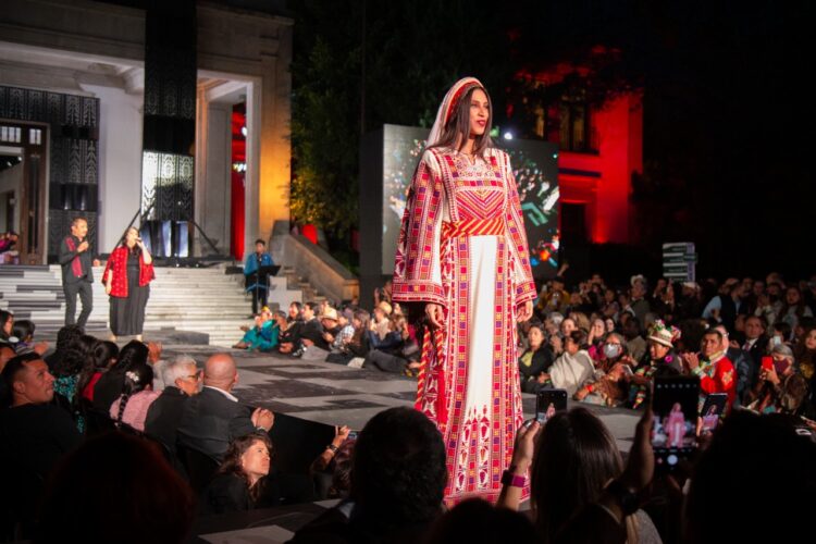 Artesanos textiles de todas las culturas ancestrales de México exponen sus diseños hasta el domingo durante una "semana de la moda".