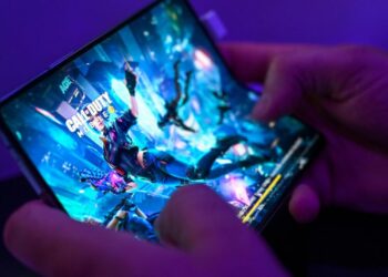Una persona juega al videojuego 'Call of Duty' en un teléfono móvil el 24 de agosto de 2022 en la feria Gamescom de Colonia, Alemania. Foto: AFP.
