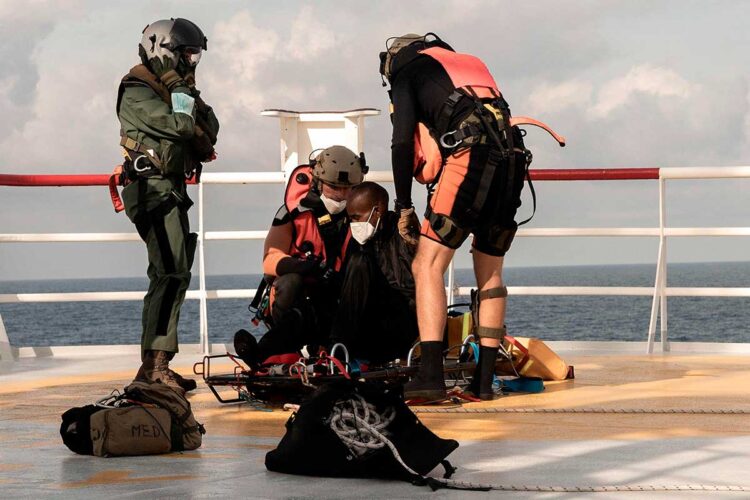 francia_ofrece_al_ocean_viking_atracar en_tolon.jpg