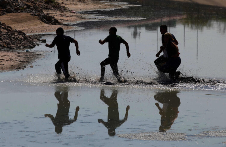 EEUU desmantela red que llevaba a migrantes en maletas y cajas por frontera con México