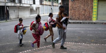 Olvidar el miedo: el peligroso viaje a pie de migrantes sin visa hacia el Darién y EEUU