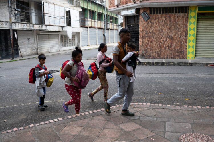 Olvidar el miedo: el peligroso viaje a pie de migrantes sin visa hacia el Darién y EEUU