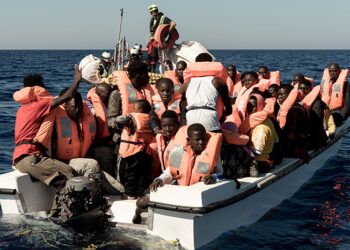 Italia asignó un puerto en Sicilia para verificar el estado de salud de 179 migrantes.