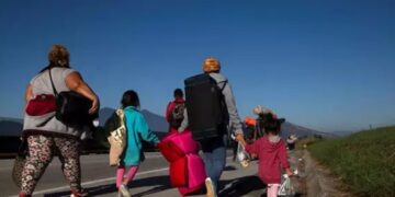 Al menos 368 migrantes indocumentados han sido rescatados cerca de la capital del estado mexicano de Chiapas, después de ser abandonados.