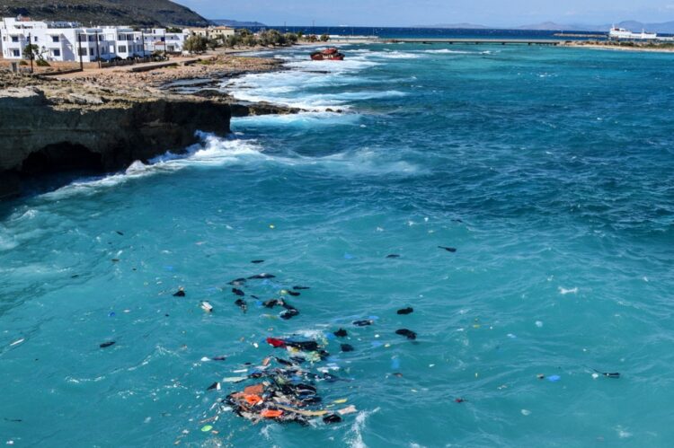 Al menos 18 migrantes muertos en dos naufragios en Grecia