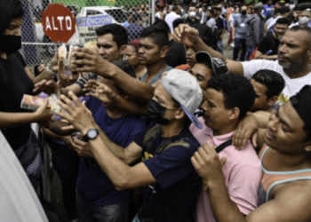 Migrantes venezolanos reciben alimentos en un albergue improvisado en la ciudad de Panamá, el 23 de octubre de 2022. Foto: AFP.