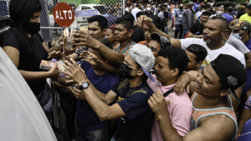 Migrantes venezolanos reciben alimentos en un albergue improvisado en la ciudad de Panamá, el 23 de octubre de 2022. Foto: AFP.