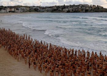 Miles de personas posaron desnudas en la playa australiana de Bondi, en Sídney, para el artista fotográfico estadounidense Spencer Tunick, el 26 de noviembre de 2022. Foto: AFP.