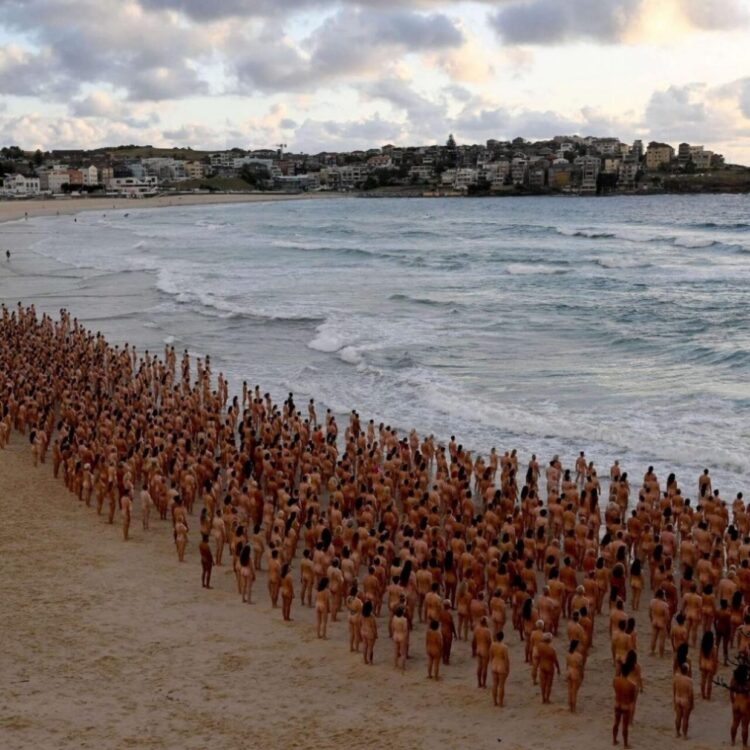 Miles de personas posaron desnudas en la playa australiana de Bondi, en Sídney, para el artista fotográfico estadounidense Spencer Tunick, el 26 de noviembre de 2022. Foto: AFP.