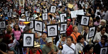 Abogados de militares encarcelados por la desaparición de los 43 estudiantes de Ayotzinapa han presentado una denuncia contra Encinas.