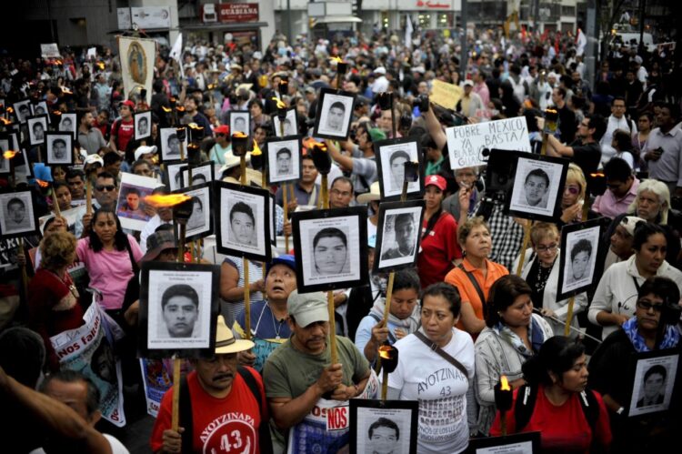 Abogados de militares encarcelados por la desaparición de los 43 estudiantes de Ayotzinapa han presentado una denuncia contra Encinas.