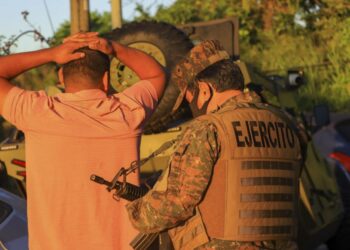 Un soldado cachea a un hombre durante una operación de búsqueda de pandilleros en el municipio de Soyapango, El Salvador, el 3 de diciembre de 2022. Foto: AFP.