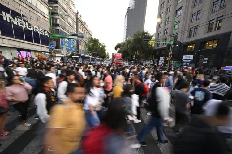 Aunque matemáticamente se producen alimentos para 8 mil millones de personas, '800 millones, una de cada diez, sufren una malnutrición crónica', dice el experto Joel Cohen. Foto: El Periódico.