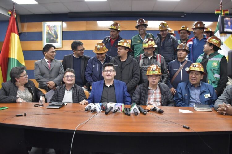 Mineros auríferos y el Gobierno llegan a acuerdos. Foto: Ministerio de Economía