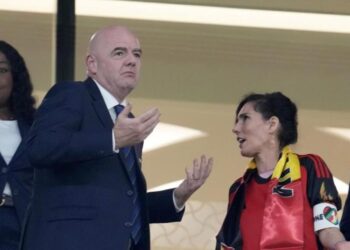 Una ministra belga luce el brazalete «One Love» al lado de Infantino