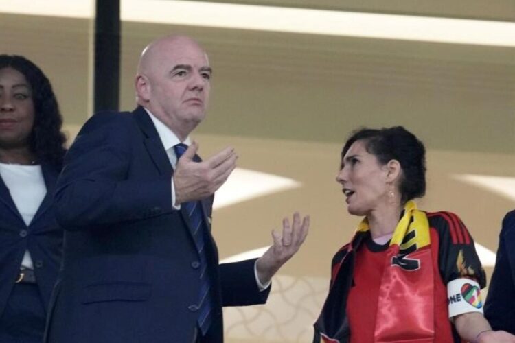 Una ministra belga luce el brazalete «One Love» al lado de Infantino