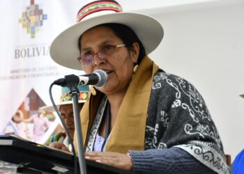 La ministra de Culturas, Sabina Orellana, lanza el quinto Festival de la Sikuriada en Oruro. Foto: Ministerio de Culturas.