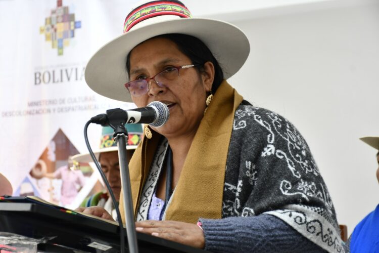 La ministra de Culturas, Sabina Orellana, lanza el quinto Festival de la Sikuriada en Oruro. Foto: Ministerio de Culturas.