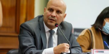 El ministro de Empleo de Perú denuncia que las críticas de la prensa y la oposición no dejan trabajar al Gobierno