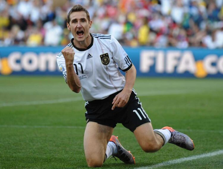 muller_suarez_y_cristiano_van_tras_la_marca_de_klose.jpg