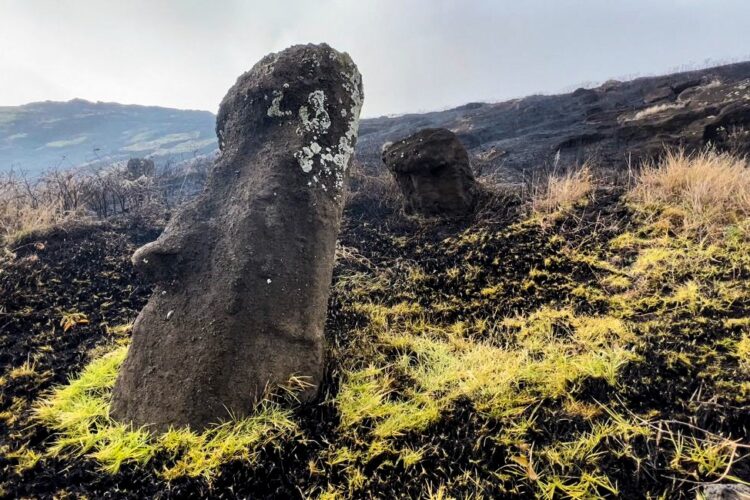 Moais quemados en Isla de Pascua tras incendio forestal