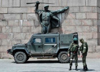 militares_patrullan_monumento_llama_eterna_Kherson.jpg