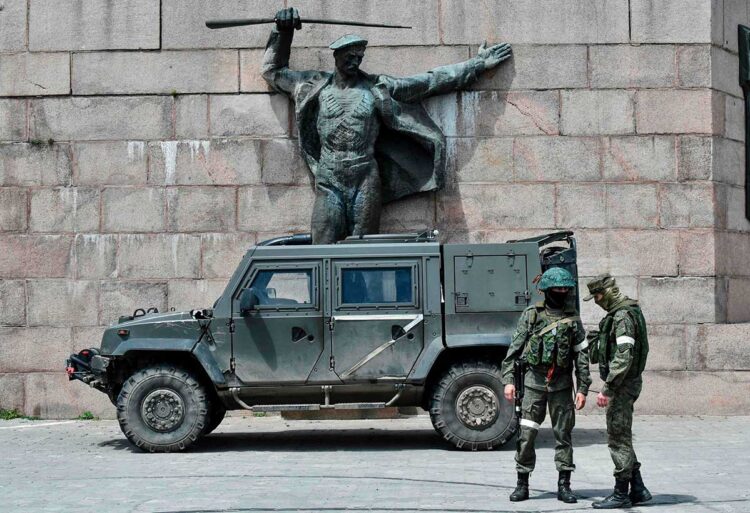 militares_patrullan_monumento_llama_eterna_Kherson.jpg