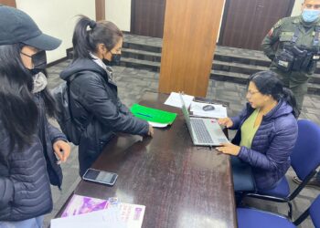 Personal del Viceministerio de Defensa del Consumidor recibe la denuncia de una usuaria que no pudo ingresar al concierto de la banda colombiana Morat, el jueves. Foto: Internet.
