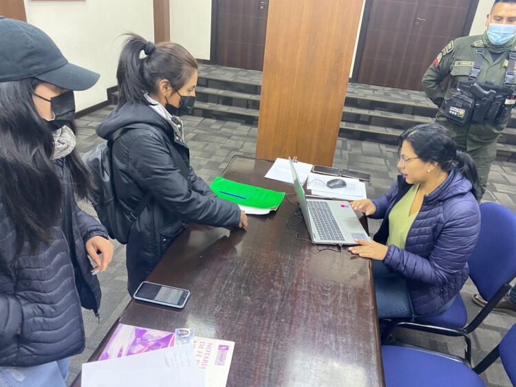 Personal del Viceministerio de Defensa del Consumidor recibe la denuncia de una usuaria que no pudo ingresar al concierto de la banda colombiana Morat, el jueves. Foto: Internet.
