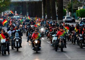 'Motoquero pitita' refleja a los grupos de resistencia de los conflictos postelectorales de 2019. Foto: APG.