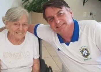 Bolsonaro regresa a Brasil por la muerte de su madre