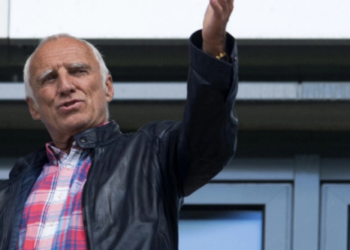 En esta foto tomada el 07 de mayo de 2016, Dietrich Mateschitz, empresario austriaco y cofundador de la empresa de bebidas energéticas Red Bull, gesticula durante el partido de fútbol en el Red Bull Arena de Leipzig, al este de Alemania. Foto: AFP.