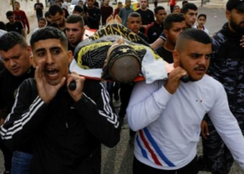 Palestino muere y varios hombres portan su cuerpo, durante su funeral en Yenín, en la Cisjordania ocupada, el 21 de octubre de 2022. Foto: AFP.