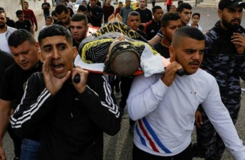 Palestino muere y varios hombres portan su cuerpo, durante su funeral en Yenín, en la Cisjordania ocupada, el 21 de octubre de 2022. Foto: AFP.