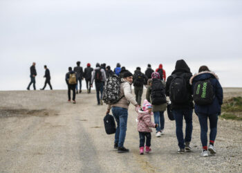 Juez federal dictaminó que el gobierno estadounidense no puede recurrir a la norma sanitaria que usa para bloquear la entrada de migrantes.