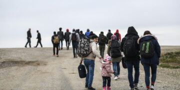Juez federal dictaminó que el gobierno estadounidense no puede recurrir a la norma sanitaria que usa para bloquear la entrada de migrantes.