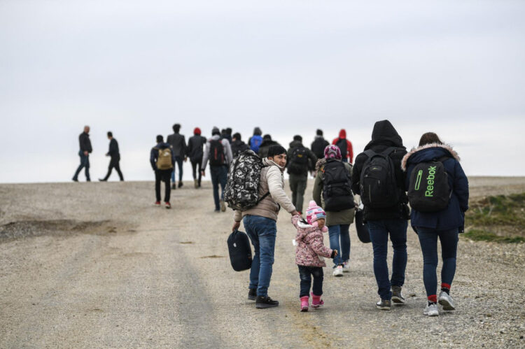 Juez federal dictaminó que el gobierno estadounidense no puede recurrir a la norma sanitaria que usa para bloquear la entrada de migrantes.