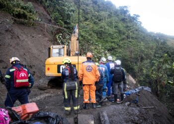 Ascienden a 34 los muertos por un alud de tierra en el oeste de Colombia.