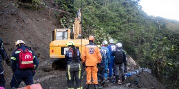Ascienden a 34 los muertos por un alud de tierra en el oeste de Colombia.