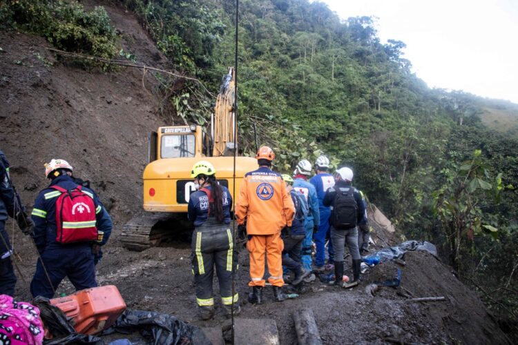 Ascienden a 34 los muertos por un alud de tierra en el oeste de Colombia.