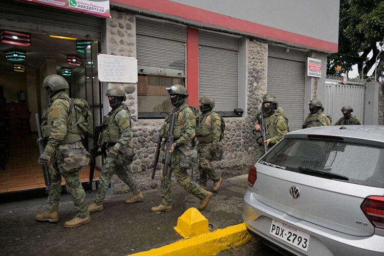 Al menos nueve personas murieron en enfrentamientos en una prisión de Ecuador, que deja desde el año pasado cerca de 400 reclusos fallecidos.