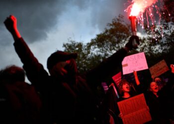 Al menos tres personas murieron en la represión de protestas contra el régimen islámico de Irán, que desde hace dos meses dejaron 380 muertos.