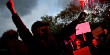 Al menos tres personas murieron en la represión de protestas contra el régimen islámico de Irán, que desde hace dos meses dejaron 380 muertos.