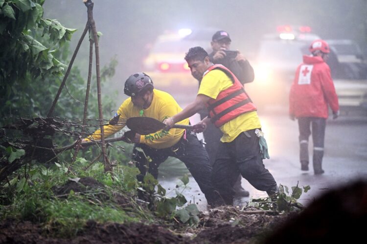 Al menos trece muertos en El Salvador y Honduras por el paso del huracán ‘Julia’